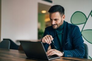 Empreendedor verificando nome de marca antes do lançamento