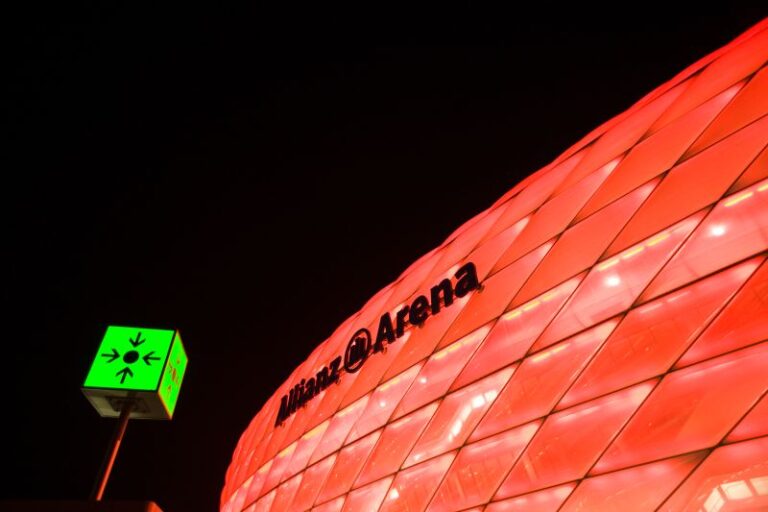 Arena esportiva com fachada iluminada em contrato de naming rights